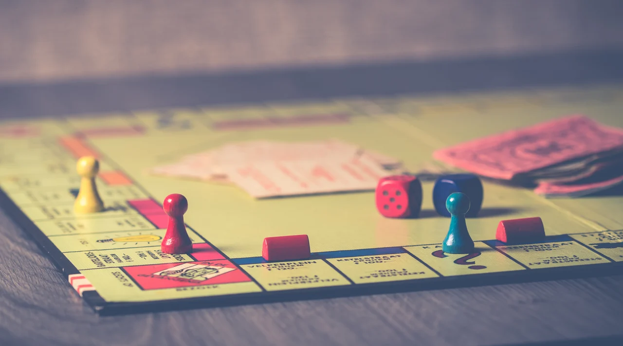 Table de soirée jeu de société avec cartes posées